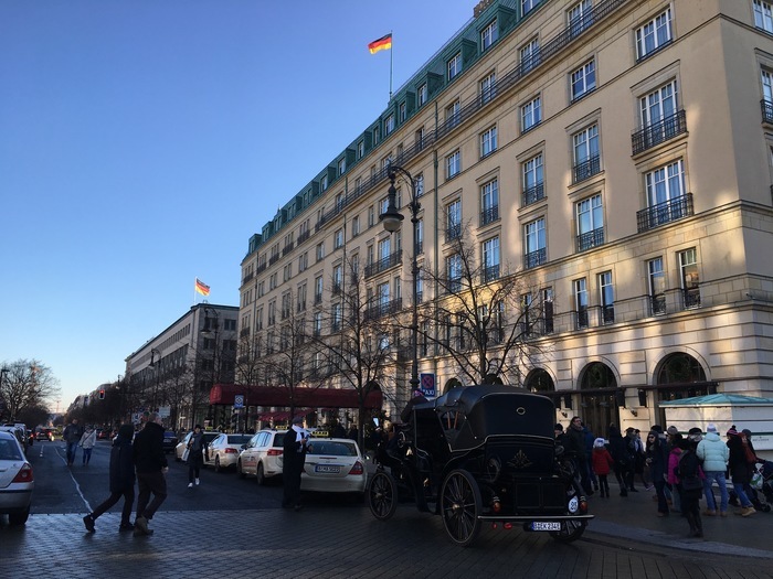 ブランデンブルグ門正面のラグジュアリーホテル Hotel Adlon Kempinski Berlin ベルリン 案ずるより住むが易し どきどきのドイツ生活